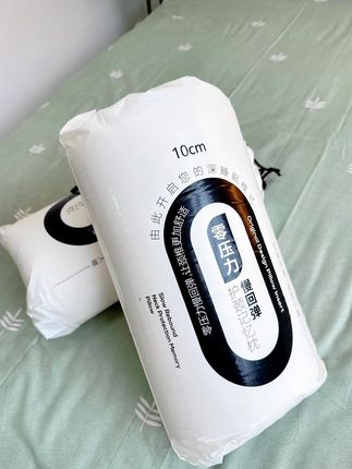 深睡眠记忆护颈枕 枕着能把脖子托住,不晃也不酸。软硬度刚好,不塌也不硌头。不管仰着还是侧着睡,都能贴紧肩颈。早上起来脖子不僵,日常用着舒服,助眠也实在。#好物推荐 #枕头#护颈枕#家纺床上用品 #透气舒适