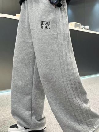 太显气质了叭,妈妈们一定要给男孩子试试这条潮牌的休闲裤,面料柔软舒适#休闲卫裤 #休闲运动裤#男童穿搭 #男童裤子 #秋冬男童裤子