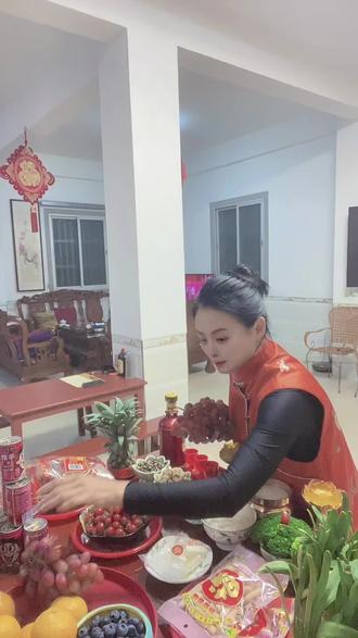 岁序封缄,马待新程。
开步即向上,万事皆胜意。
静待吉时到,纳福藏欢喜。