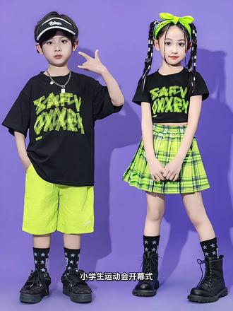 🎉六一儿童节到啦!给宝贝们精心挑选了超赞的演出服👗👕!黑色班服简约又时尚,无论是啦啦队表演、小学生运动会开幕式,还是幼儿园舞蹈展示,都超合适🥰。衣服材质舒适,孩子穿上活动自如,尽情释放活力💃🕺。有了这身酷炫的服装,宝贝们定能在舞台上闪闪发光,留下美好的童年回忆🎈,快来为孩子们安排上吧👏!#潮童新势力 #儿童演出服 #六一儿童节 #儿童舞蹈演出服 #啦啦队 @💞我是梓萱呀💖 @美晨麻麻 @糖糖&果果 @糯米团团🍡 @এ᭄单身又如何এ᭄ @哒哒的马蹄声~ @武芳芳