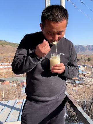 曾经服务于人民,现在从头做起,养蜂多年,没有销路,不靠等,不靠帮,没有感到丢脸,老实做人,踏实做事,会得到大家认可的。#蜂蜜 #蜂王浆 #纯正天然蜂蜜 #农家蜂蜜 #野生蜂蜜