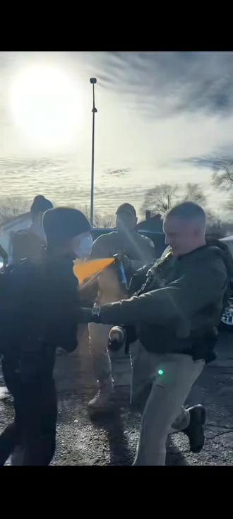 北美懦夫:他们为什么不敢起义!#北美懦夫 #美国