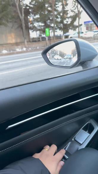 吉利银河L6车窗多次失灵,到4s店更换升降器不到两个星期问题重现,反馈到4s店,工作人员只说给处理给处理其实并没有拿出有效的解决方案,电脑屏幕行驶过程中多次黑屏死机,工作人员要证据,试问开车行驶过程中电脑死机谁会第一时间拿出手机记录而不是着急处理问题,黑屏问题多次出现,4S店给出的答案是车辆没有进行升级,车窗失灵给出的答案是没有进行学习,开到4s店以后升级学习更换升降器以后不到半个月所有问题重新出现,他们给出的结论是等他们找问题,人身安全不能保障,今年2月份买完车以后问题频出,品控超级差,工作人员只会拖着,实际上没有解决任何问题,我们买车现在不是为了方便,而是一个存在极大安全隐患的电子玩具,工作人员美名其日电脑死机黑屏并不影响驾驶,我想问问大家电车电脑屏幕死机不管在什么道路上是否敢继续行驶#吉利 #吉利银河 #吉利汽车投诉 @吉利汽车 @吉利银河 @吉利新能源