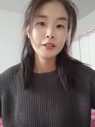 姐妹们,这件衣服真的太喜欢了,整个面料软软糯糯,特别舒服。而且它是这种提扣的设计,可以敞开穿,也可系起来穿,就会更加显瘦一点点。单穿,里面不用搭衣服也很好看,天气冷一点的话外面直接套个外套就可以了。#针织衫 #韩系打底衫 #自用款分享给大家 #毛衣