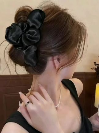 #云朵抓夹 高级感褶皱缎面抓夹大号女2025新款云朵发夹后脑勺鲨鱼夹头饰夹子#发饰 #头饰搭配 #网红发饰 #头饰发饰