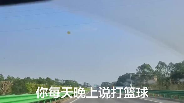 后排有个兄弟打篮球