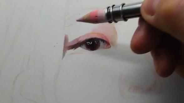 彩铅画美女 #跟着抖音学画画 我盯着这张画看了好久,从起稿到最后给她晕开那片腮红,前后磨了快三十个小时。画她的时候,我一直在想,温柔的底色里带点破碎感,是不是才是最打动人的样子?画完的那一刻,我觉得她好像真的在看着我,这种被自己作品治愈的感觉,太踏实了。
为了画出她皮肤通透的质感,我叠了8层彩铅,光是腮红就混了3个颜色。你们觉得这种湿漉漉的发丝和泛红的眼眶,是不是让她看起来更有故事感?想看我出这期的上色教程吗?