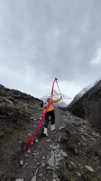 感谢你一路坚持到登顶。
翁巴圣山是一座海拔5100米的雪山,位于四川阿坝州小金县。 “翁巴”在藏语中意为“宝瓶”,相传一位女仙人在此修行千年,感动了佛祖,赐予她一个宝瓶。这座山也因此得名,被认为是宝瓶遗落在人间化成的圣山。
翁巴圣山的技术难度超过了四姑娘三峰,体验感很好,而且相对小众,出发前一天晚上甚至以为要包山了。
感恩我的向导@山脊蚂蚁—降措 ,在其他两队人员的向导都在反复劝说雪山要关门了没法登顶的情况下,结合天气和雪山情况,坚持我的想法带我登顶,其实本来另一个女孩坚持一下也能和我们一起的,但是好像她的向导不太愿意继续了,在原地磨了很久又下撤了。
我的向导不仅有着消防员的硬实力背景,番茄炒蛋🥚还十分好吃,认真负责,拍照也很积极,但是半路的时候他逗我不小心把我的Jellycat悲伤鼠丢出去了(他说没想到老鼠这么滑溜),我们下山的时候一路屁降下去找我的鼠鼠,又被迫在小腿厚的雪里徒步了很久。
下山的时候我的高山墨镜掉了😭,算了钱可以再挣,但是我在山脊线活下来了,差点恐高到晕厥。
#雪山攀登 #feelingmyworld
#技术雪山攀登 #失而复得 #向导是不是重生的