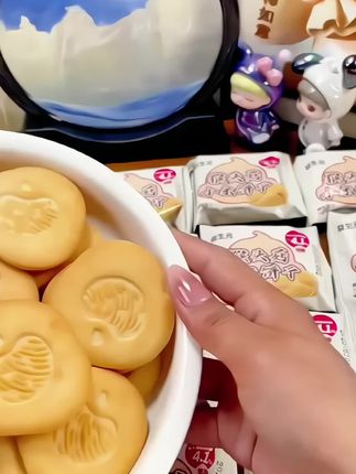 #零食好物分享 没事的时候总想吃点什么!就准备吃它了!#猴菇小米饼干 #强烈推荐 #看过来 #零食分享 @巨量千川