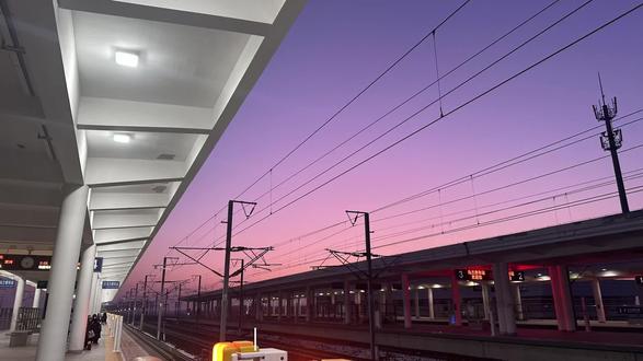 我该如何写我,我乃家中长子,写我年幼无知,不知上进,贪玩误学,未学得一技之长,蹉跎学业,浑浑噩噩。写我二十出头,懵懵懂懂,年少遇一丝欢喜,倾心终付东流,许因从未被爱,以为那人便是终身。写我懒惰却忙碌半生,勤快却一事无成。
写尽世间美好,却写不尽人生沧桑。#史铁生的顶级文笔 #你相册里的天空是什么样子的 #我要上热门🔥 #生活工作烦躁