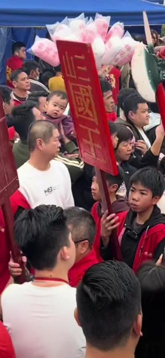 二0二六年正月初十抢灯笼
#场面壮观 #地方习俗 #潮汕老爷#深溪抢灯笼#潮汕游神
视频均为搬运,原作者介意可联系删除