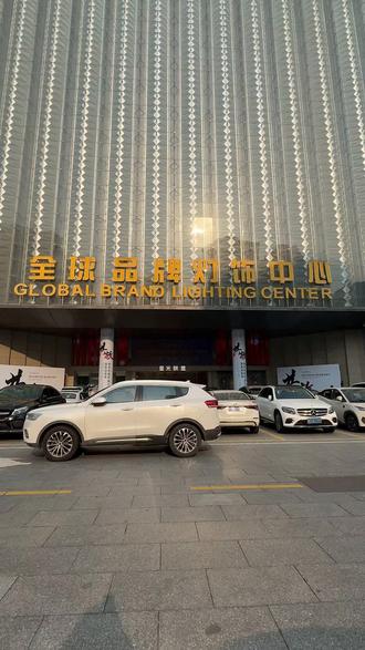 📍Star Alliance Global Brand Lighting Center — Guzhen, China 💡
This is not just a building…
This is one of the largest lighting sourcing centers in the world.
Located in Guzhen — known as the lighting capital of China — this place brings together hundreds of brands under one roof. From simple LED lights to luxury chandeliers used in hotels and villas, everything is here.
But let me tell you something important 👇
This is NOT a cheap market.
Most suppliers here focus on high-end projects — hotels, commercial buildings, and luxury homes. If you’re looking for quality, design, and premium finishing, this is the right place.
If you’re an importer, interior designer, or doing large projects…
Coming here will completely change how you source lighting.
Instead of dealing with random suppliers online,
you can walk through real showrooms, compare quality, and find trusted partners.
That’s the difference between:
❌ Guessing online
✅ Seeing and verifying in real life