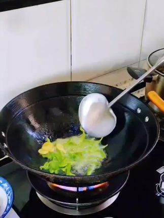 赶紧把家里的炒勺换成这种不锈钢加长手柄的,真的太好用了。,这个叫贵州炒菜瓢,它是不锈钢一体成型的,这个手柄特别长,隔热性也非常好,最主要是它这个铲头的设计,不光可以炒菜,还可以盛汤,而且非常贴合我们的锅面,不容易伤到我们的锅#勺子 #炒菜勺 #贵州炒菜瓢 #厨具 #厨房好物