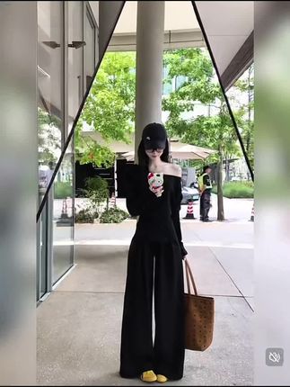 姐妹们穿上它就是韩剧女主本人吧!它是那种很简约的小香风套装!#日常通勤穿搭 #黑色系穿搭 #帅气女生 #又美又飒 #谁穿谁好看系列