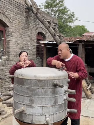 宝子们,快来看呀,这就是我们湖北的特色美食——咸鸭蛋!它的口感细腻,而且是用传统工艺手工腌制的。这些鸭子都是生态放养的,平时吃小鱼小虾,喝湖水,产出的鸭蛋品质非常好。#咸鸭蛋#爆油咸鸭蛋#下饭神器