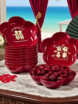 #备婚好物分享 看这红彤彤的盘,装满的不只是糖果,是幸福在蔓延,愿看到的你,也被快乐包围~ 空气都飘着甜~不管是新婚、乔迁,这一抹红,就是最暖的仪式感,用这喜庆的盘,装着甜蜜,也装着对未来的期许~生活偶尔需要这样的仪式感,分享这份喜悦,愿大家都有好日红盘、糖果、鲜果,凑成满屏的欢喜~把这份热闹传递,愿你也能接住这喜气,开启自己的小美好🥳 家有喜事的氛围感,被这组红盘拿捏啦!不管是婚宴、乔迁,摆#家居好物