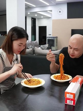 空刻家的这款意面比外面西餐厅还要好吃 份量也多 配料干净 吃起来很有嚼劲 做起来也是超级方便 #番茄肉酱意大利面 #空刻意面 #好吃 #好物分享