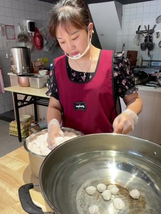 一位客人经常到店里吃肉丸子,今天交待我,帮做5斤肉,他说我的丸子好吃又干净,明天回老家过节,带回老家给父母吃,感谢得到客人的认可,以后会更努力💪