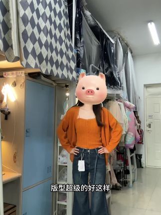 版型很好的一个深色牛仔微喇裤!!太好看啦!! #女大学生 #微喇裤显腿长 #牛仔裤搭配 #早秋穿搭 #她家的衣服质量好还不贵