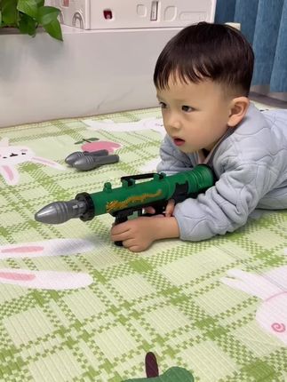 小手一按就能发射的火箭炮,这也太好玩了。#儿童玩具# 火箭炮#益智玩具