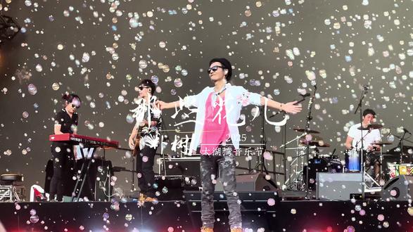 有些故事还没讲完 那就算了吧
#朴树 #那些花儿 #民谣 #音乐节现场感染力太强了