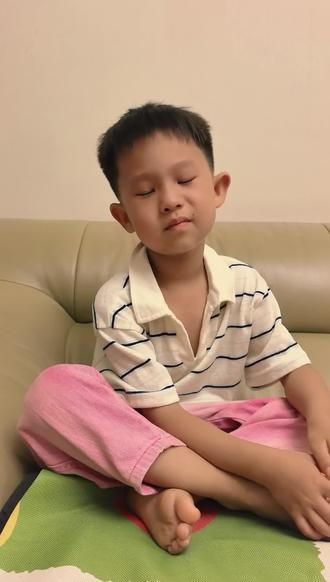 今日一本正经的分享飞机与无人机~~ #我的宝藏小男孩 #一本正经的小男孩 #居家治愈系男孩
