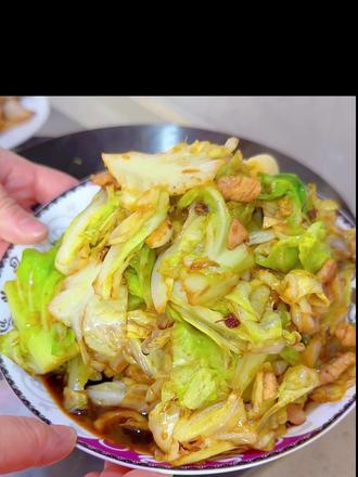 #真实生活分享官 #下饭菜 #家常菜 #晒美食是对平凡生活的热爱 #自己做美食也是一种享受 @抖音创作小助手 @抖音创作者大会 @抖加🔥上热门🔥dou+🔥热点宝 @抖音小助手
茴子白清脆爽口,酸酸汤汁浓郁醇厚。每一口都充满刺激的酸、麻滋味,唤醒味蕾的狂欢。花椒的热情与醋的酸爽完美融合,刺激着舌尖,带来无尽的满足。无论是搭配米饭还是作为下酒菜,醋溜茴子白让食欲大增,陶醉在这独特的美味中。