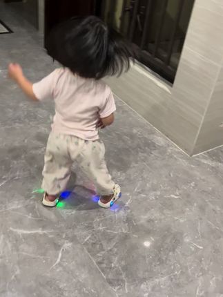 把喜新厌旧演绎的淋漓尽致🤣🤣超级喜欢小汽车小鞋鞋啦🤣回到家还给它喂鸡蛋🥚假装吃😀😀#小汽车鞋子
