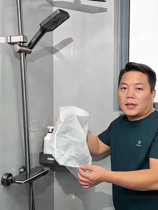 家里浴室的转角处,装上两个置物架,非常实用,浴室的墙角;都能很好的利用上,把那些瓶瓶罐罐收纳的整整齐齐,不仅结实牢固,还不占空间,关键还是免打孔安装,拆卸换位置还不伤墙面,嘎嘎好用!#置物架 #浴室三角置物架 #卫生间置物架 #浴室置物架 #三角置物架 @DOU+小助手 @巨量千川