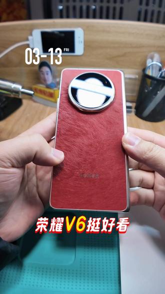 荣耀magicV6首发当天刚拿到手就来贴个边框膜和大小屏磨砂膜。钢化镜头膜也安排上。不得不说V6的手感嘎嘎好,镜头也没那么好了。这个颜色也好看。#荣耀magicv6# #荣耀V6# #白白兔数码潮玩# #荣耀V6首发评测#