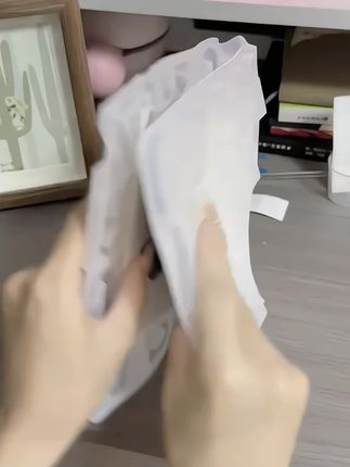 浪漫藏在日常里,原来爱也可以这么具象。近期有网友投稿收到了好朋友亲手做的滴胶相框,因为马上就是五二零了,就想把这个特别的小礼物送给它,没想到它看到了,还把它和花放进了相框里,从此以后既有了归属。真的好有仪式感啊,喜欢的宝子们快快安排起来吧!#礼物推荐 #创意手工 #创意diy #手工diy #手工礼物