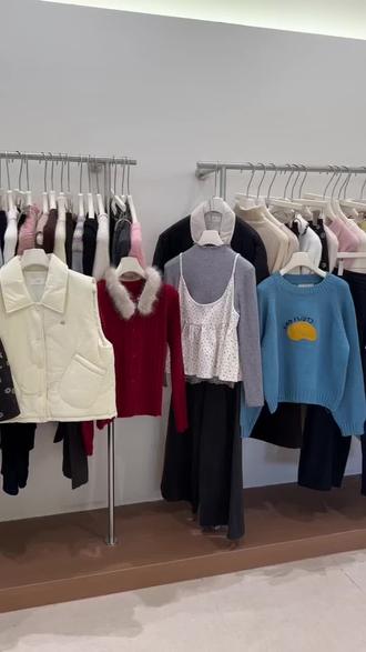 广州新款尾货批发,整款挑款杂款走份,一手货源,主做杭州十三行南城万佳当季新款,拿货只要正价几分之一,每天都有大量新款,所见所得的品质哈,适合直播实体二批,喜欢👍➕关🐷#档口实拍 #当季新款尾货 #批发货源 #广州新款尾货 #直播 s