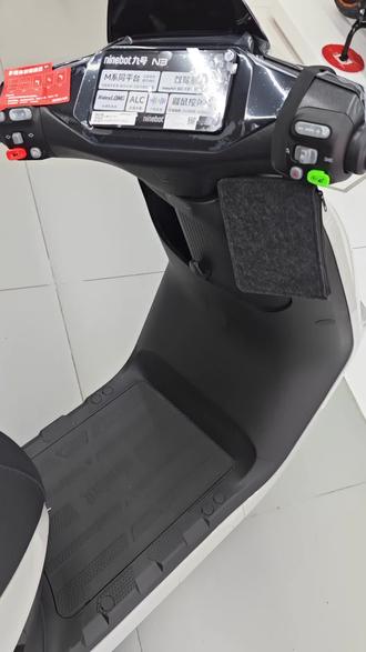 九号N3系列,主打“真智能”与“高性价比”,
设计与舒适性:采用M系同平台双摇篮式车架,扭转刚性较老款提升56%,搭配五级可调后减震,适应多种路况。全平踏板长达430mm,双脚舒展无压力;30L座桶可容纳全盔、背包、雨衣等,日常收纳无忧。座垫采用记忆海绵填充,3D曲面设计久骑不累。
动力与续航:搭载2300W峰值功率电机,极速可达52km/h,满足城市通勤与短途郊游需求。配备汽车级21700动力电芯,实测续航约67公里,支持“全速真续航”模式,即使以40km/h高速行驶,电量消耗也比同级产品慢17%。
智能系统:全系标配RideyFUN AIR智驾系统,支持手机蓝牙无感解锁、NFC卡双备份,无需传统钥匙。屏幕可直接操作导航、切歌、接听来电,提升骑行安全与便利性。此外,还具备鼹鼠控体验、陡坡缓降、TCS牵引力控制等智能辅助功能。
安全配置:前后碟刹制动系统,配合五级可调后减震,确保制动灵敏与骑行稳定。车身采用航空级铝合金材质,轻量化同时提升结构强度。
九号N370C以“真智能、真续航、真舒适”为核心卖点,兼顾科技感与实用性,是都市通勤与年轻用户群体的理想选择。#新年骑九号#九号真智能 #昭阳路九号 #同城好店推荐 #马年