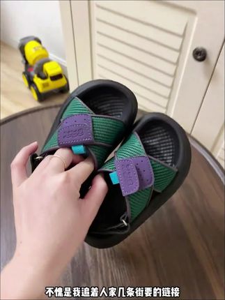 这双小凉鞋不愧是我追了人家几条街要的链接,这个颜值和品质真的是绝了, 随便给娃搭配条短裤都嘎嘎帅啊,鞋子上脚特别的轻便舒服#潮童穿搭 #儿童沙滩凉鞋#高品质童鞋#轻便舒适
