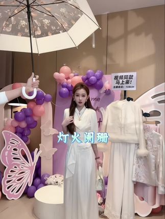 温柔风穿搭上线!白色蕾丝流光缎套装,优雅又显气质,小个子也能轻松驾驭~👗✨ #秋冬穿搭 #今天穿什么温柔风穿搭上线!白色蕾丝流光缎套装,优雅又显气质,小个子也能轻松驾驭~👗✨ #秋冬穿搭 #今天穿什么