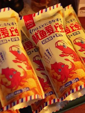 #创作灵感 这个鱿鱼爱上虾真的太好吃了,烤翅味的鲜香酥脆,一口一个停不下来#虾条 #零食推荐 #好吃到停不下来 #好物推荐🔥