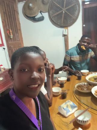 一家人简简单单吃个饭,幸福且美满