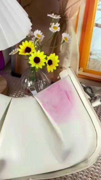 像这种黑色的皮衣被牛仔裤蹭到颜色怎么办?你只要用这个去串色清洗剂擦就可以了,它能够有效的去除皮具染色、串色的问题,还有包包、鞋子等等出现的这种染色串色问题都可以用它,而且它的用法很简单,轻轻一抹就见效#皮具染色串色清洁剂#自用好物分享