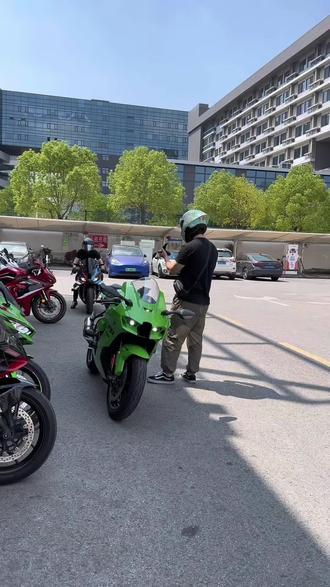 川崎大牛和宝马双R就叫牛马组合,没毛病吧#川崎大牛 #宝马s1000rr @独角兽摩托车租赁官方号