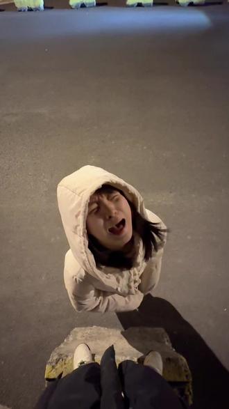 玩玩就攘沙子#干嘛拎我帽子 #行为艺术