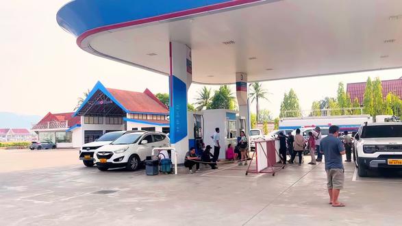 油荒还是油慌?#中东局势 #老挝 #没油了怎么办 #抖音二创激励计划