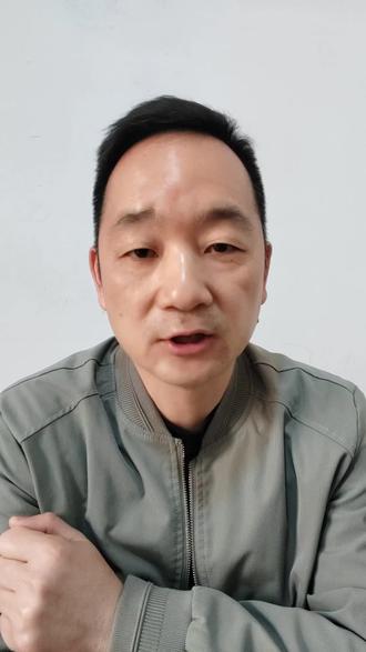 1、青春期孩子激素水平变化,大幅升高,还有就是额头的皮脂腺密集,导致额头出油量急剧加大,毛囊口容易堵塞,就会形成闭口。
2、当油脂和堵塞物在毛囊里导致封闭环境出现后,痤疮丙酸杆菌会大量繁殖,从而皮肤引发炎症,粉刺就变成了又红又痛的炎性痘痘。
3、额头部位的独特“压力”:额头正好处于面部三角区上方,血液循环非常丰富,所以一旦发炎,反应往往会更剧烈。因学习压力大、熬夜导致皮质醇水平升高,进一步刺激皮脂腺分泌。
#青春期长痘
#学生党祛痘
#家长必看育儿知识
#青少年护肤
#额头痘原因