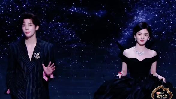 #2025微博之夜 #章若楠#王安宇 红毯的全过程直播@章若楠