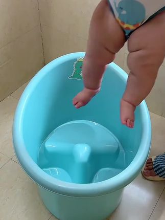 大号儿童泡澡桶宝宝洗澡游泳桶可坐婴儿小孩洗澡盆家用加厚浴桶