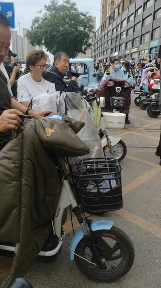 这个虫子你们叫什么?油汗袭城 #榆次 #虫族