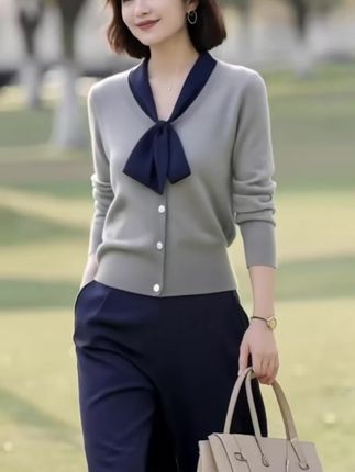 姐妹们,这套真的太绝了!韩版高级女装通勤设计感,春秋新款拼接系带针织上衣直筒裤两件套装,真的好看到舍不得脱下来。不管是上班还是逛街,穿它都超有范儿!喜欢就赶紧下单吧!#时尚穿搭时尚穿搭时尚 #穿搭分享 #女装穿搭 #每日分享