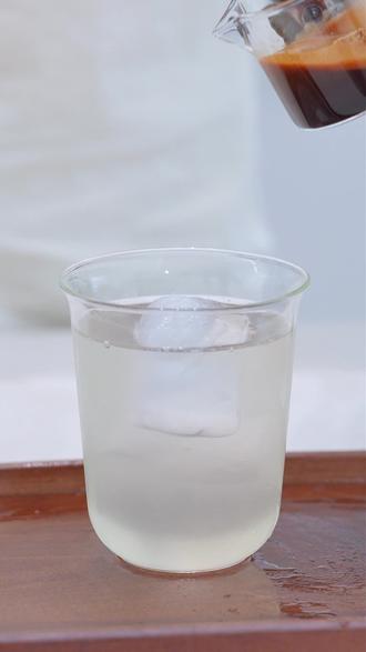 夏天清爽,椰青冰美式#椰青美式 #热门咖啡做法 #咖啡日常 #咖啡