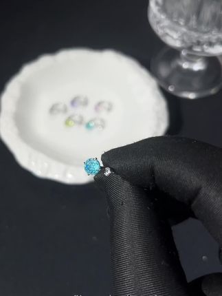 🎀钛钢材质·养耳洞不发炎!,🎀360°爆闪烟花切面,灯光下直接封神!,🎀马蹄环设计,ins博主同款个性不撞款~,🎀通勤约会秒吸睛,小众高级感拿捏!,#饰品分享 #烟花切锆石 #马蹄环耳骨钉 #饰品分享
