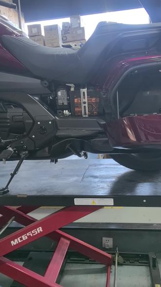 #机车 #摩托车 #本田金翼 #专业维修 #电瓶拆卸 本田金翼的电瓶拆卸方法2