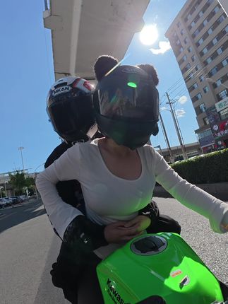 说出你坐摩托车必须搂腰的原因我听听!#女骑 #机车小姐姐 不合理也不样搂腰